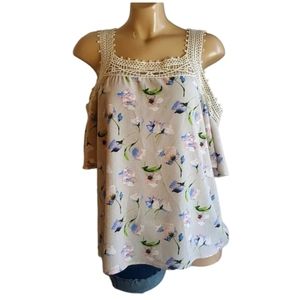 🍬Ember missy floral cold shoulder & Lace Top  M